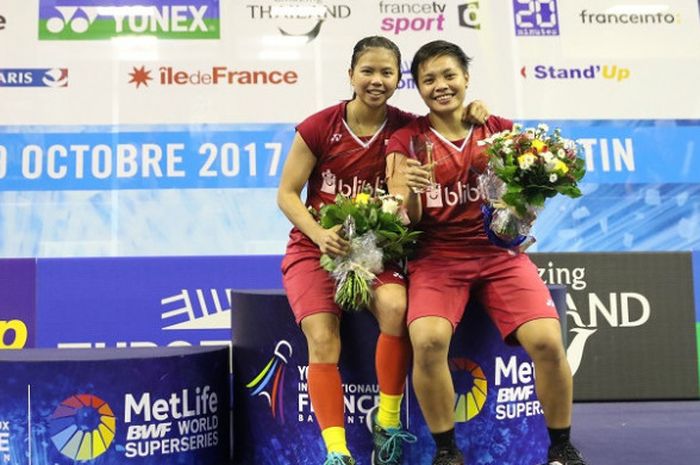 Pasangan ganda putri Indonesia, Greysia Polii/Apriyani Rahayu, berpose di podium setelah memastikan gelar pada Prancis Terbuka di Stade Pierre de Coubertin, Minggu (29/10/2017).