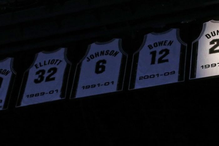 Jersey mantan pebasket San Antonio Spurs, Tim Duncan (#21), resmi digantung di langit-langit arena AT&T Center, San Antonio, Texas, Amerika Serikat, Minggu (18/12/2016) malam waktu setempat atau Senin pagi WIB. Jersey Duncan resmi diabadikan sebagai tanda penghormatan Spurs terhadap Duncan.