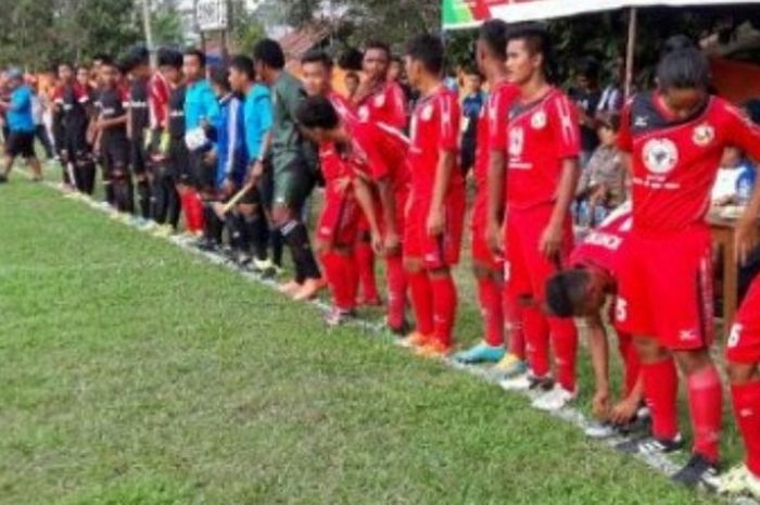 Para pemain Semen Padang U-19 (baju merah) saat menghadapi Kampar FC di turnamen Piala Bupati 50 Kota di Lapangan Simalanggang, Kab. 50 Kota, pada Kamis (6/4/2017).