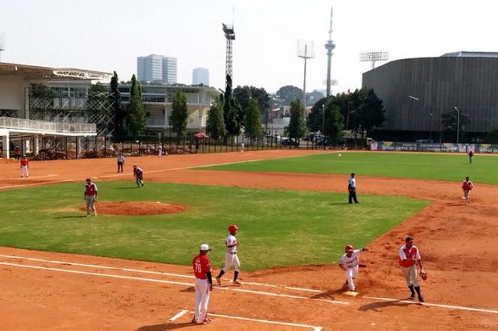 Sebuah pertandingan digelar di Lapangan Softball dan Baseball Gelora Bung Karno, Senayan, Jakarta.