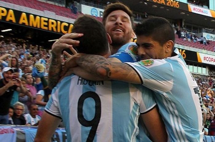 Para pemain Argentina merayakan gol ke gawang Venezuela dalam pertandingan perempat final Copa America Centenario di Gillette Stadium, Massachusetts, Amerika Serikat, 18 Juni 2016.