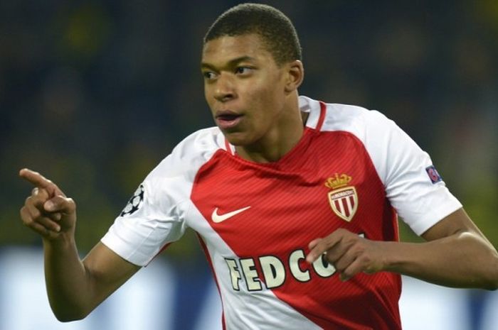 Selebrasi striker AS Monaco, Kylian Mbappe Lottin, usai membobol gawang Borussia Dortmund dalam leg 1 perempat final Liga Champions 2016-2017 di Signal Iduna Park, Dortmund, Jerman, Rabu (12/4/2017)