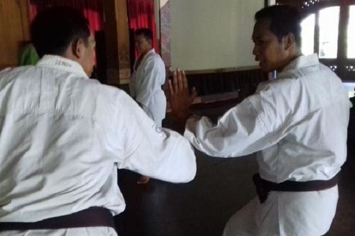 Pelatih kempo di Dojo Pemerintah Kota Surakarta, Muhammad Rudyanto sedang memraktikkan teknik kempo,