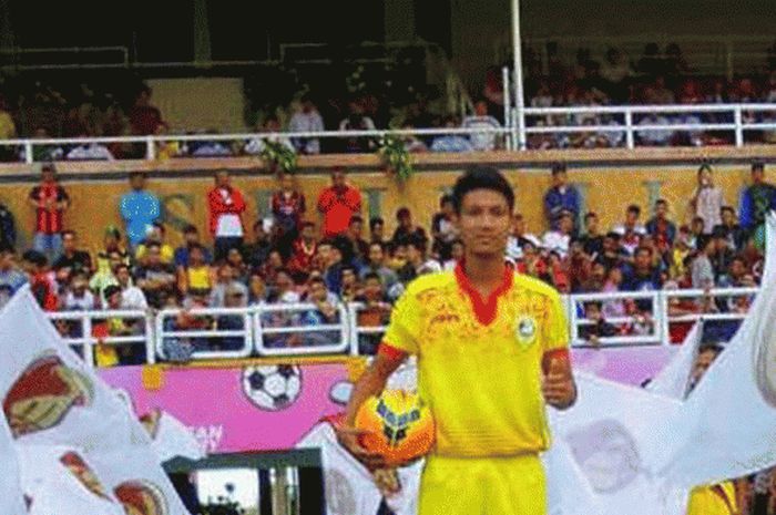 Gelandang Manda Cingi ketika pertama memakai kostum Sriwijaya FC pada 2015. Sekarang, pemain ini telah menjadi kekuatan baru pada lini tengah Sriwijaya FC.