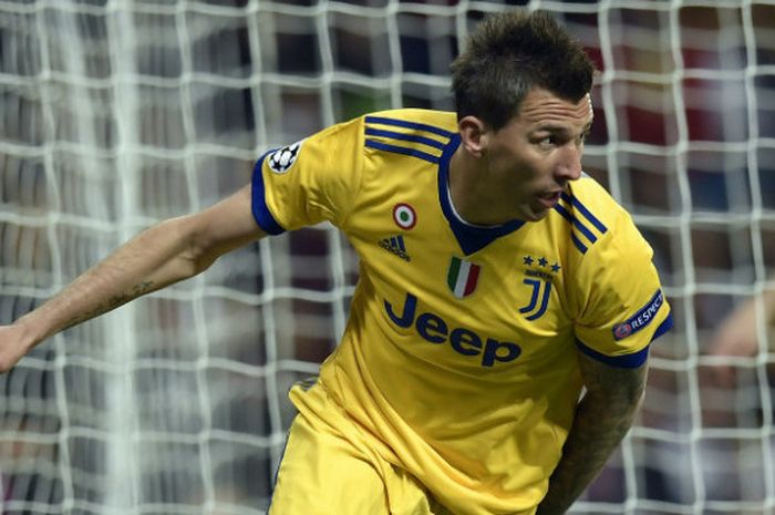 Striker Juventus, Mario Mandzukic, usai mencetak gol ke gawang Real Madrid dalam aprtai Liga Champions di Santiago Bernabeu, Rabu (11/4/2018))