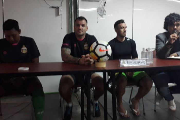 Pelatih dan pemain Bhayangkara FC, Simon McMenemy serta Paulo Sergio dalam jumpa pers di Stadion PTIK, Selasa (10/7/2018).