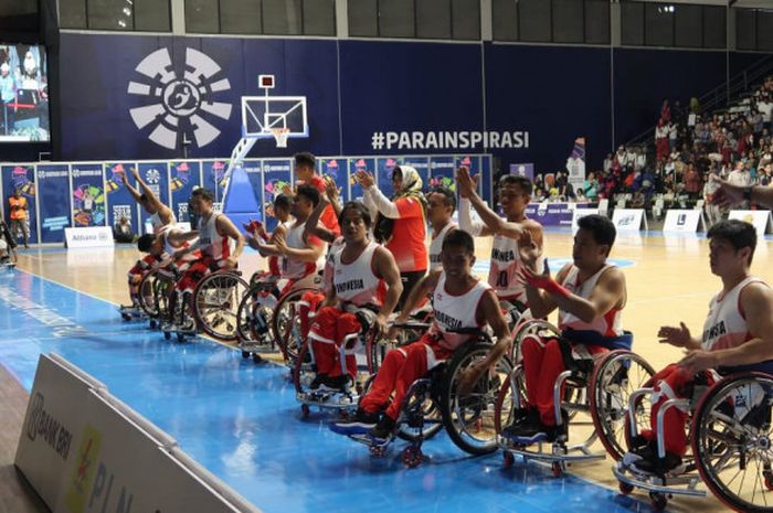 Tim wheelchair basketball putra Indonesia memberikan apresiasi atas dukungan penonton saat melawan China di Hall Basket GBK, Senayan, Jakarta, Selasa (9/10/2018).