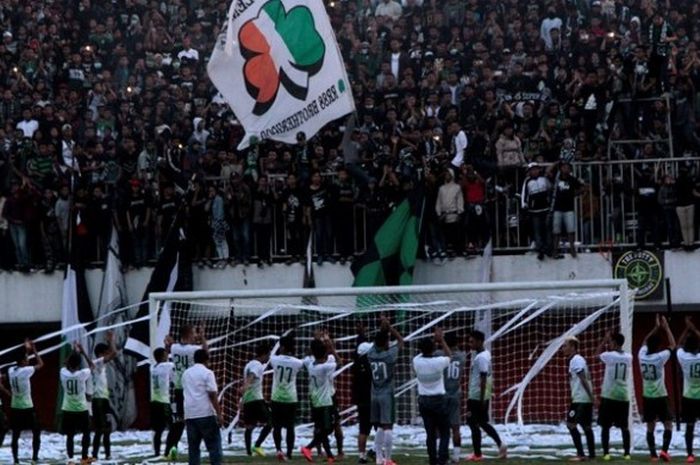  Aksi suporter PSS Sleman saat mendukung klub idolanya di Stadion Maguwoharjo. Manajemen PSS mendukung pelaksanaan KLB PSSI. 