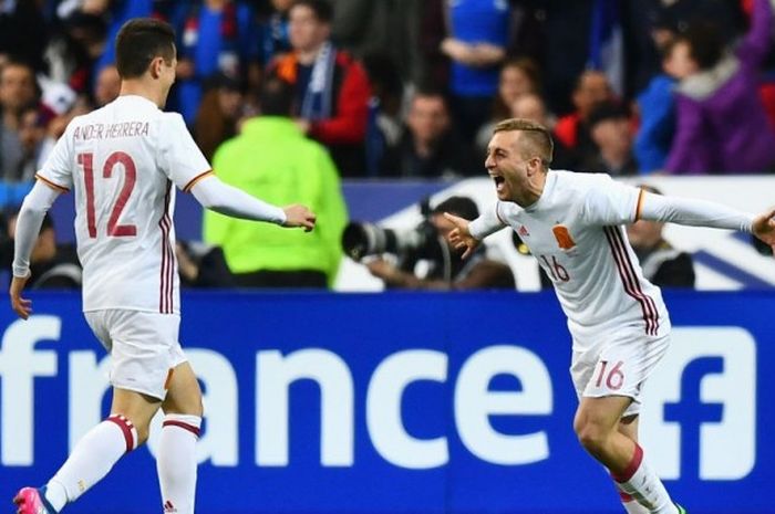 Pemain Spanyol, Gerard Deulofeu (kanan), merayakan gol yang dia cetak ke gawang Prancis dalam pertandingan persahabatan di Stade de France, Paris, Prancis, pada 28 Maret 2017.