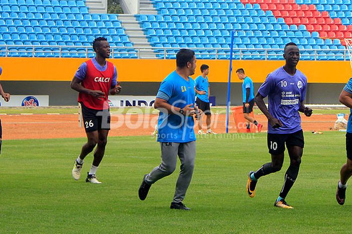 Pemain Sriwijaya FC, Makan Konate (dua dari kanan) melakukan latihan ringan di Stadion Gelora Sriwijaya, Jakabaring, Palembang.