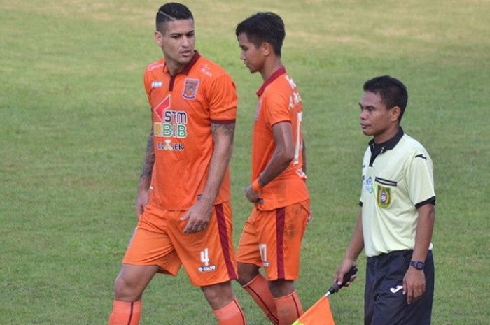 Bek Borneo FC, Matheus Lopes terlihat memprotes keputusan wasit pada laga Liga 1 2017 beberapa waktu lalu.