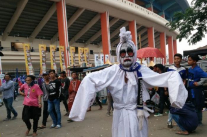 Agus, Bobotoh berusia 50 tahun yang selalu mengenakan kostum pocong saat menyaksikan laga kandang Persib Bandung