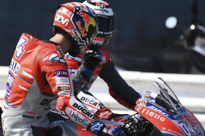 Andrea Dovizioso bercengkrama dengan Jorge Lorenzo seusai balapan MotoGP San Marino di Sirkuit Misano, pada Minggu (9/9/2018).