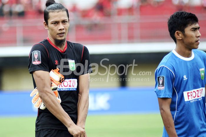Penjaga gawang PSPS, Jandia Eka Putra, bersiap menjelang dimulainya laga kontra Bali United pada pertandingan Grup D Piala Presiden 2018 di Stadion Kapten I Wayan Dipta, Gianyar, Rabu (24/1/2018).