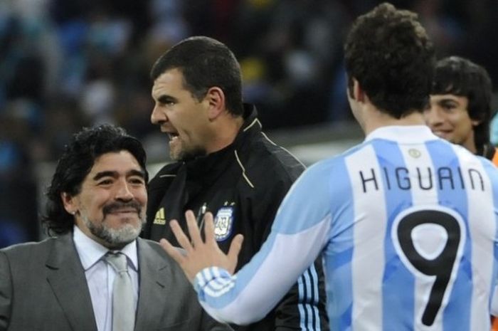 Gonzalo Higuain (nomor punggung 9) merayakan gol ke gawang Meksiko bersama Diego Maradona, pada laga Piala Dunia 2010 di Johannesburg, Afrika Selatan, 27 Juni 2010.