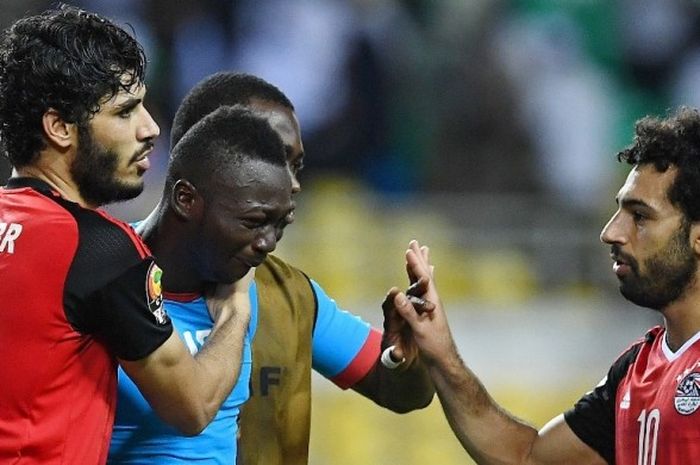  Pemain Mesir, Mohamed Salah (kanan), mencoba menenangkan kiper Burkina Faso, Herve Kouakou Koffi, yang menangis dalam laga semifinal Piala Afrika di Stade de l'Amitie Sino-Gabonaise, Rabu (1/2/2017). 