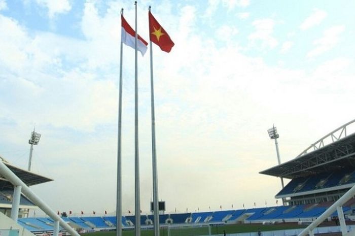 Bendera Vietnam dan Indonesia berkibar berdampingan di Stadion Nasional My Dinh, Hanoi, Vietnam.