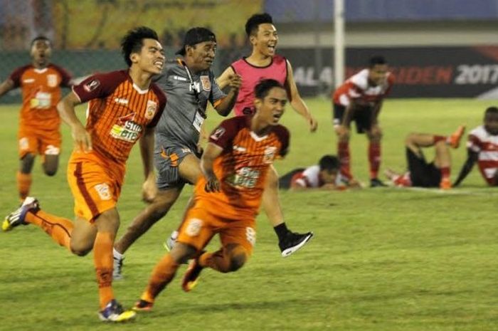 Para pemain Pusamania Borneo FC (PBFC) II merayakan kemenangan via adu penalti atas Madura United untuk partai perempat final Piala Presiden 2017 di Stadion Manahan, Solo, Sabtu (25/2/2017) malam.  
