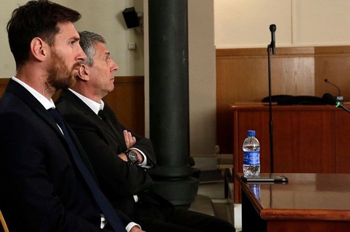 Bintang FC Barcelona, Lionel Messi, dan ayahnya, Jorge Horacio Messi, saat menghadiri pengadilan di Barcelona, Spanyol, 2 Juni 2016.