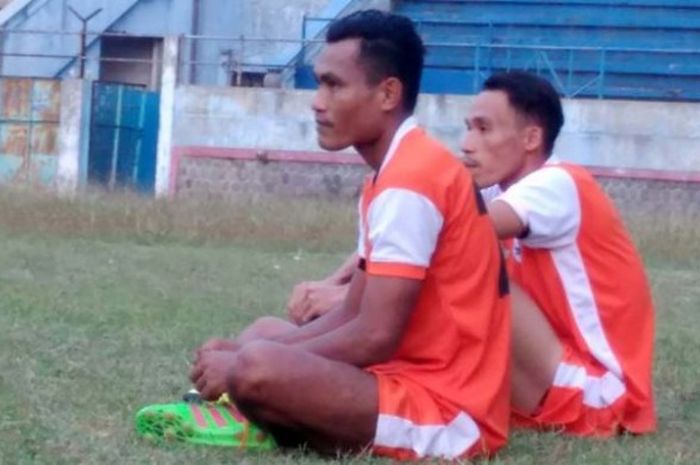 Dua pemain PSIS Semarang pada Liga 2 musim 2017 asal Ternate, Safruddin Tahar dan Ruud Gulid (kanan) di Stadion Jatidiri, Kota Semarang. 