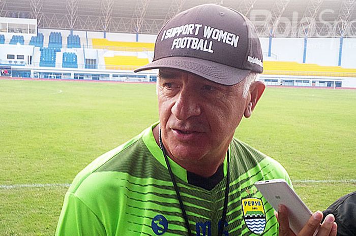     Pelatih Persib Bandung, Robeto Carlos Mario Gomez, berbicara kepada media seusai memimpin latihan di Stadion Arcamanik, Kota Bandung, Senin (30/4/2018).    