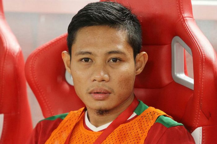        Gelandang timnas Indonesia, Evan Dimas saat duduk manis sebagai pemain cadangan pada babak pertama saat skuat Garuda menjamu Islandia di Stadion Utama GBK, Jakarta Pusat, Minggu (14/1/2018) malam.       