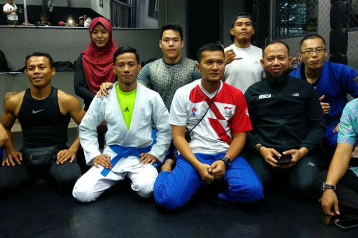 Para ofisial, pelatih, dan atlet jujitsu Indonesia saat hendak berlatih di pelatnas mereka, di kawasan Patal Senayan, Jakarta, Selasa (10/4/2018) pagi.