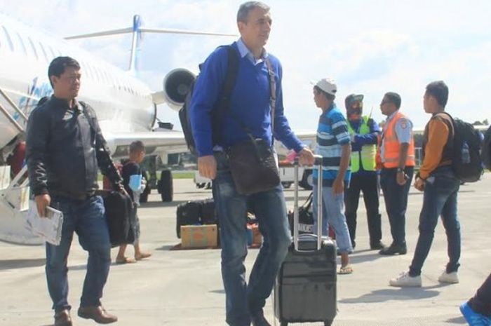 Pelatih Arema, Milomir Seslija saat berada di Bandara Sentani, Jayapura beberapa waktu lalu. 