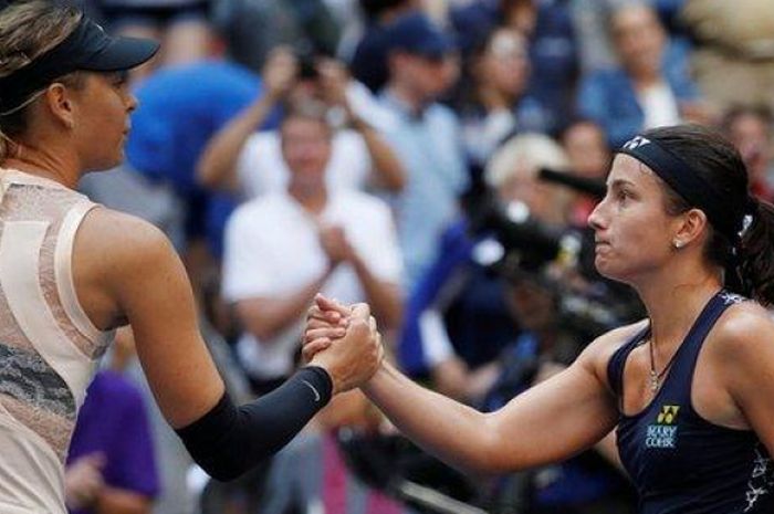 Maria Sharapova (kiri) setelah kalah dari Anastasijia Sevastova (kanan) pada babak keempat US Open 2017, Minggu (3/9/2017) di Stadion Arthur Ashe, Amerika Serikat.