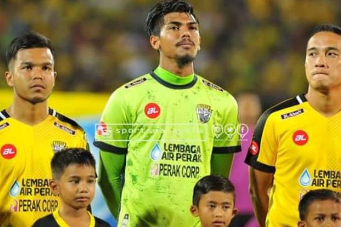 Kiper ketiga timnas Malaysia pada Piala AFF 2018, Hafizal Hakim (tengah) saat membela klubnya, Perak FC.