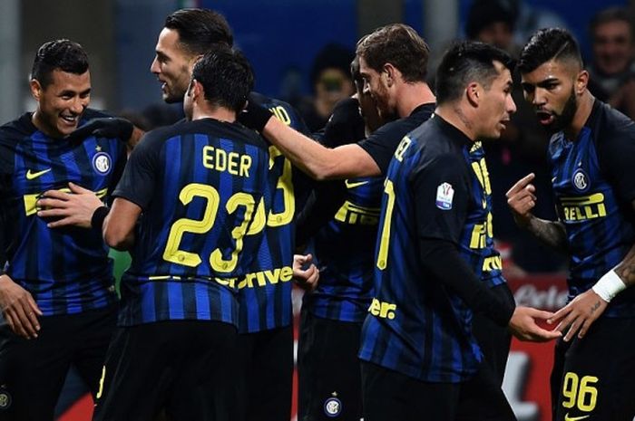Bek Inter Milan, Jeison Murillo (kiri), dikerubungi rekan setimnya seusai mencetak gol ke gawang Bologna dalam laga babak 16 besar Coppa Italia di Stadion Giuseppe Meazza, Milan, 17 Januari 2017.