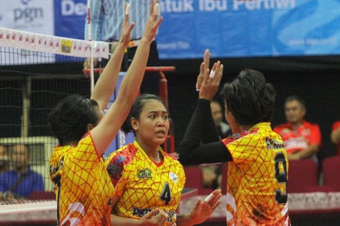 Pemain Jakarta Popsivo Polwan melakukan tos saat menghadapi Jakarta BNI Taplus pada putaran pertama seri I Proliga 2018 yang berlangsung di GOR UNY, Yogyakarta, Minggu (21/1/2018).