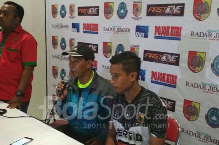 Pelatih Persid Jember, Ahmad Jainuri (tengah), dalam konferensi pers usai laga kontra Timnas U-19 Indonesia, Sabtu (21/10/2017)