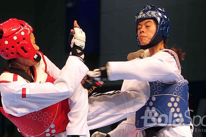 Atlet taekwondo Indonesia, Mariska Halinda (kiri), melakukan tendangan saat melawan atlet taekwondo Thaland dalam laga perebutan medali emas SEA Games 2017 kelas 53 kg putri di KLCC pada Senin, 28 Agustus 2017.