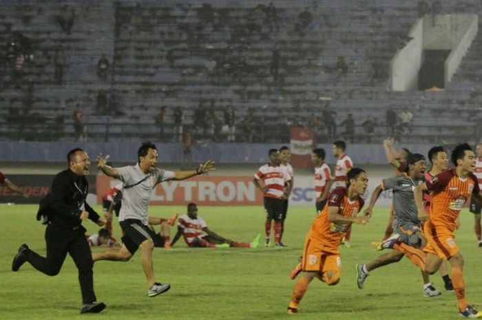 Selebrasi tim pelatih dan para pemain Pusamania Borneo FC setelah mengalahkan Madura United via adu penalti pada babak delapan besar Piala Presiden 2017 di Stadion Manahan, Solo, Sabtu (25/2/2017) malam WIB.