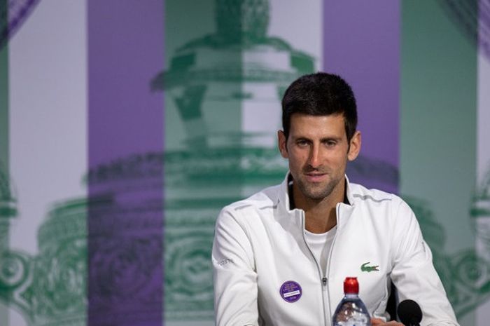 Petenis putra Serbia, Novak Djokovic, berbicara dalam konferensi pers seusai meraih gelar Wimbledin 2018 di The All England Lawn Tennis Club, London, Minggu (15/7/2018).