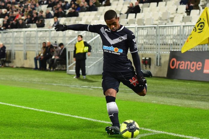 Pemain Bordeaux, Malcom, mengeksekusi tendangan penjuru dalam laga Liga Prancis kontra AS Monaco di Stadion Louis II, Monaco, pada 16 Januari 2018.