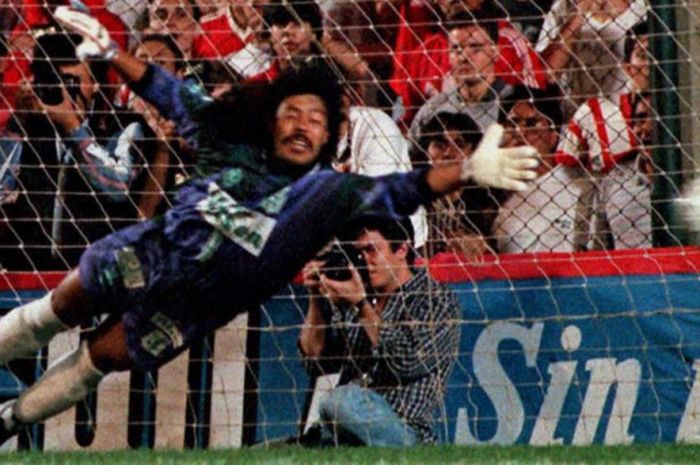 Aksi Rene Higuita ketika mencoba menepis tendangan penalti pemain Argentina, Gustavo Lopez, dalam pertandingan di Buenos Aires, 1 November 1995.