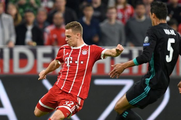 Bek sayap Bayern Muenchen, Joshua Kimmich, melepaskan tembakan yang berujung gol ke gawang Real Madrid pada  laga leg pertama semifinal Liga Champions di Allianz Arena, Rabu (25/4/2018) waktu setempat.