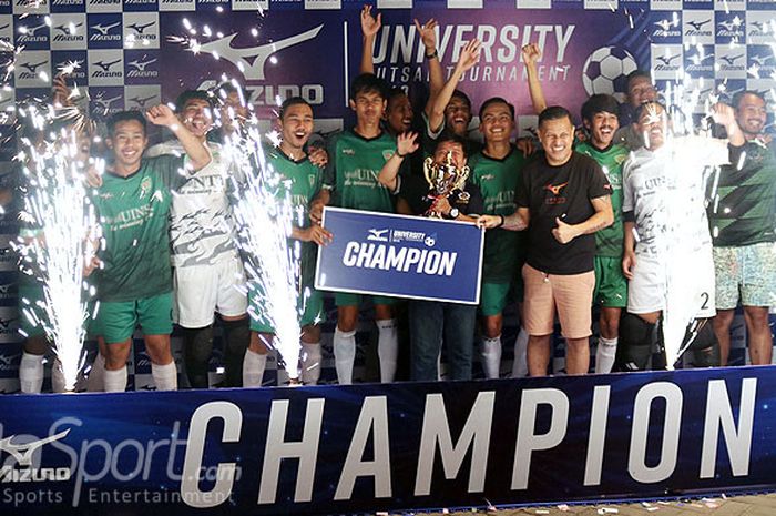 Tim Universitas Islam Negeri (UIN) Surabaya melakukan selebrasi usai menjadi juara pada turnamen futsal antar universitas di Surabaya, Minggu (26/8/2018) malam.
