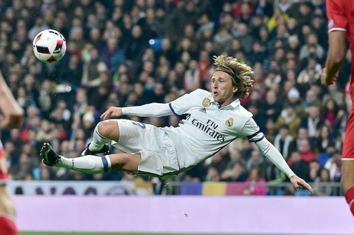 Gelandang Real Madrid, Luka Modric, melakukan tendangan ke arah gawang Sevilla dalam laga babak 16 besar ajang Piala Copa del Rey di Stadion Santiago Bernabeu, Madrid, (4/1/2017).         