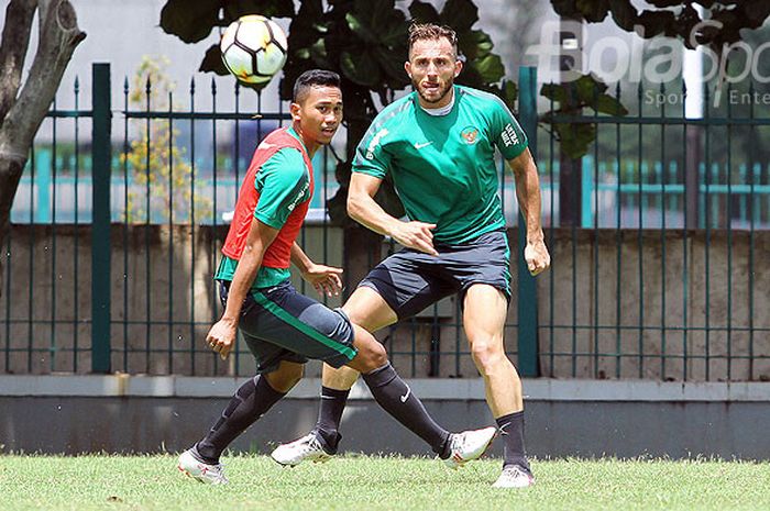 Aksi striker timnas Indonesia U-23, Ilija Spasojevic, saat mengikuti pemusatan latihan di Lapangan ABC Senayan, Jakarta, Selasa (20/2/2018). Pemusatan latihan ini dilakukan jelang Asian Games 2018.