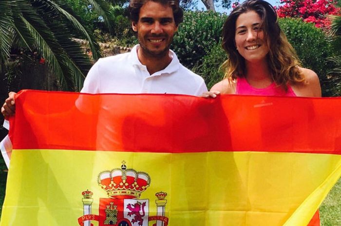 Petenis putri Spanyol, Garbine Muguruza (kanan), berpose dengan petenis putra Spanyol, Rafael Nadal, seraya memegang bendera negara mereka. Muguruza dan Nadal kini sama-sama berstatus pemain nomor 1 dunia.