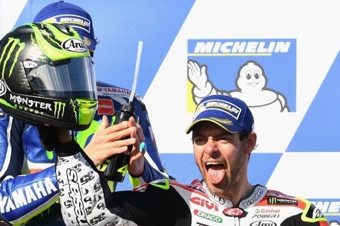 Pebalap LCR Honda, Cal Crutchlow, bereaksi di podium setelah memastikan diri sebagai juara GP Australia di Sirkuit Phillip Island, Minggu (23/10/2016).