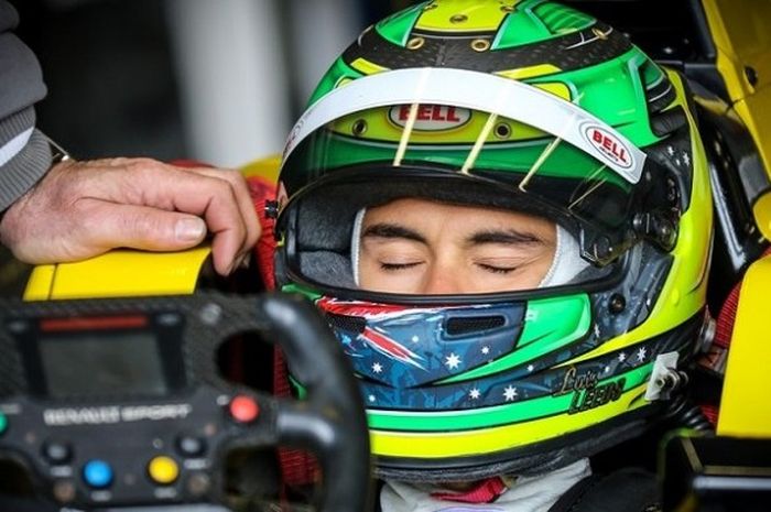 Pebalap Josef Kaufmann Racing asal Australia berdarah Indonesia, Luis Leeds, berada di mobilnya. Dia akan mengikuti Eurocup Formula Renault 2.0 2017.