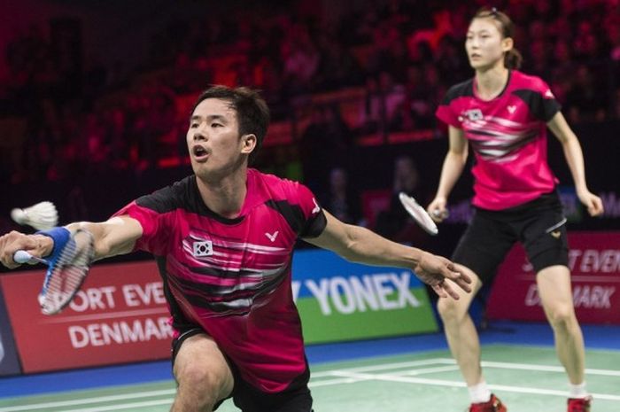 Pasangan ganda campuran Korea Selatan, Ko Sung-hyun/Kim Ha-na, saat bertanding melawan wakil Indonesia, Tontowi Ahmad/Liliyana Natsir, pada laga final Denmark Terbuka 2015, di Odense, 18 Oktober 2015.