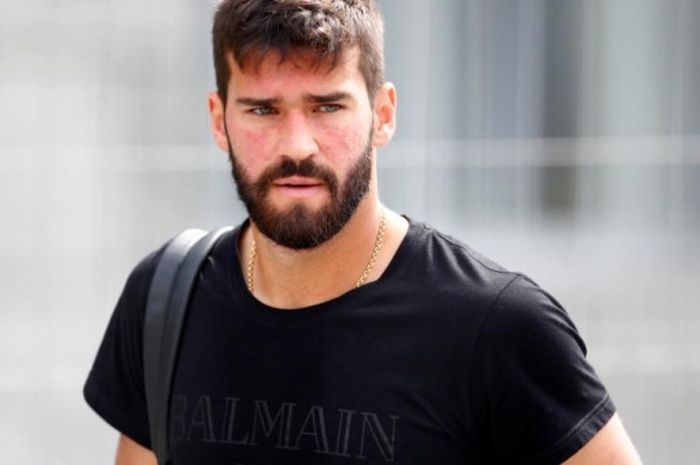  Kiper timnas Brasil, Alisson Becker, saat meninggalkan hotel tim di Kazan, Rusia, 7 Juli 2018, setelah Selecao disingkirkan Belgia di perempat final Piala Dunia 2018. 