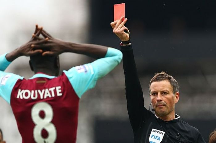 Wasit Mark Clattenburg, memberikan kartu merah kepadda gelandang West Ham United, Cheikhuo Kouyate, dalam pertandingan Premier League menghadapi Crystal Palace di Boleyn Ground, London, Inggris, pada 2 April 2016.