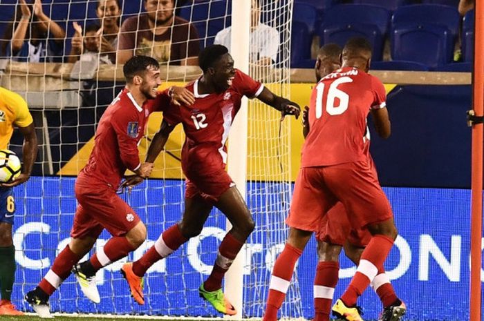 Gelandang Kanada, Alphonso Davies (tengah), merayakan gol yang dicetak ke gawang Guyana Perancis dalam laga Grup A Piala Emas di Stadion Red Bull Arena, Harrison, New Jersey, Amerika Serikat pada 7 Juli 2017.