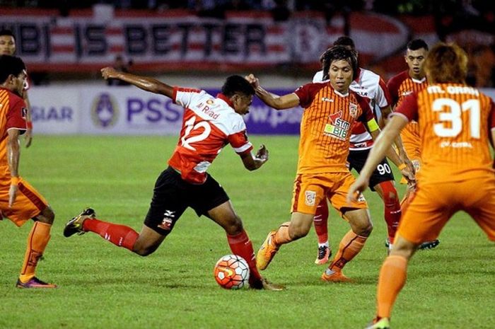 Pemain Pusamania Borneo FC, Rifal Lastori (kiri) dan Asri Akbar (kedua dari kanan), berupaya menghadang pergerakan gelandang Madura United, Rifad Marasabessy, dalam laga babak 8 besar Piala Presiden 2017 di Stadion Manahan Solo, Jawa Tengah (25/02/2017).